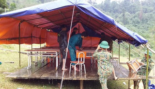 Dựng lều thành lớp học tạm giúp học sinh theo đuổi con chữ 