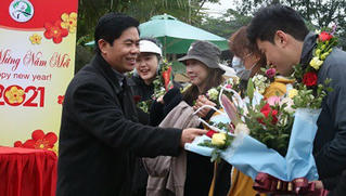 Hàng trăm lượt du khách đến 'xông đất' Quảng Bình ngày đầu năm
