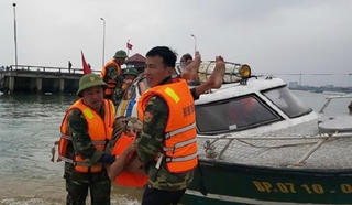 Biên phòng Quảng Bình kịp thời ứng cứu 3 ngư dân gặp nạn chìm thuyền trên biển