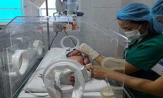 Xót xa bé gái sơ sinh bị bỏ rơi bên bãi biển ở Quảng Bình