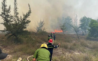 Cháy rừng tại Quảng Bình, hàng trăm người nỗ lực dập lửa giữa nắng gay gắt