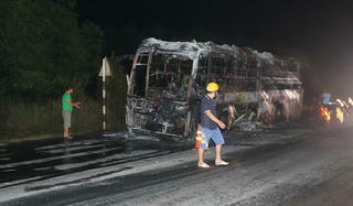 Xe khách giường nằm bốc cháy trơ khung