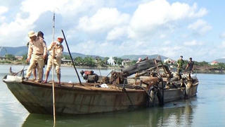 Bắt quả tang 3 đối tượng hút trộm cát trên sông Gianh