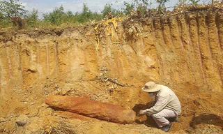 Cải tạo đất để trồng hoa màu, người dânphát hiện quả bom gần 230kg