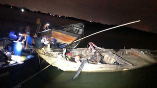 Bị bắt quả tang hút trộm cát, 4 đối tượng dìm thuyền rồi nhảy xuống sông bỏ trốn