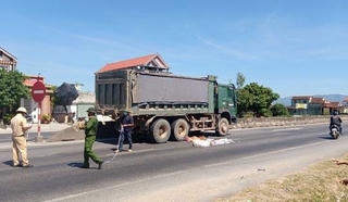 Đi bộ sang đường, cụ bà 85 tuổi ở Quảng Bình bị xe tải tông tử vong