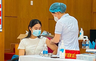 Nữ giáo viên tiêm liên tục 2 mũi vaccine COVID-19 cách nhau 10 phút