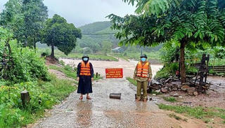 Cán bộ chiến sĩ Biên phòng Quảng Bình giúp dân chủ động ứng phó với mưa lũ