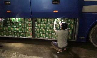 Phát hiện hai xe ô tô chở hàng trăm thùng bia và 7 tấn đường ‘lậu’