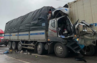 Va chạm với xe container, hai người đàn ông tử vong trong cabin