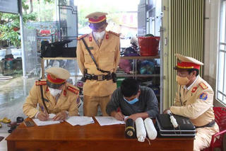 Quảng Bình: Người đàn ông nhặt được 3 bịch thuốc nổ TNT nặng 5,5kg bên lề đường