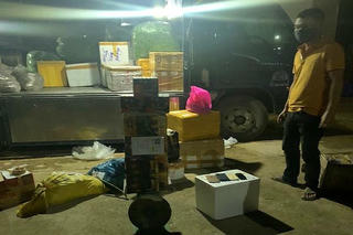 Bắt đối tượng vận chuyển trái phép pháo nổ khi đi qua Quảng Bình