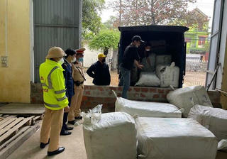 Bắt giữ xe ô tô vận chuyển gần 3.000 sản phẩm ‘lậu’ khi đi qua Quảng Bình