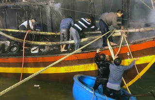 Tàu cá của ngư dân ở Quảng Bình bất ngờ bốc cháy trong đêm