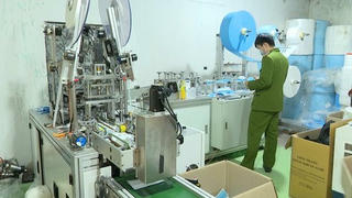 Bắt quả tang cơ sở ‘chui’ chuyên sản xuất khẩu trang tại Quảng Bình 