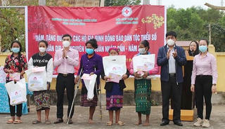 Ngân hàng CSXH huyện Bố Trạch thăm và tặng quà Tết cho bà con dân tộc thiểu số