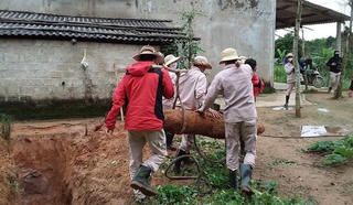 Di dời thành công quả bom nặng 230kg trong vườn nhà dân