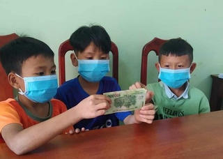 Nhặt được 2 triệu đồng, 3 học sinh ở Quảng Bình trình báo công an tìm người đánh rơi 