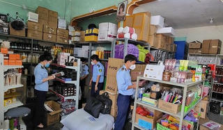Phát hiện cơ sở kinh doanh mỹ phẩm bày bán hơn 2.200 sản phẩm 'lậu’ 