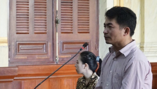 Lĩnh án vì cả gan rửa rau củ bằng hóa chất