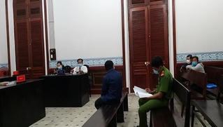 Cho bé gái xem phim đồi trụy rồi hiếp dâm