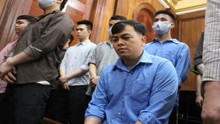 “Đại gia” đeo nhiều vàng giả nhất Việt Nam hầu tòa