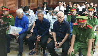 Dàn lãnh đạo và nhân viên ngân hàng Đông Á tiếp tục hầu tòa