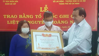 Trao tặng bằng Tổ quốc ghi công cho gia đình hiệp sĩ hy sinh khi bắt cướp 