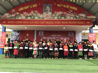 Hội Nhà báo Việt Nam tặng hàng trăm suất học bổng, quà Tết cho học sinh miền núi