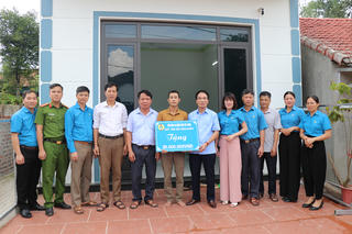 Trao kinh phí hỗ trợ xây dựng nhà ở 'Mái ấm Công đoàn' tại huyện Sơn Động (Bắc Giang)