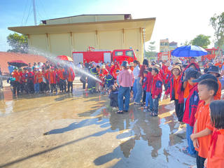 Tổ chức trải nghiệm phòng cháy, chữa cháy cho người dân Bắc Giang 