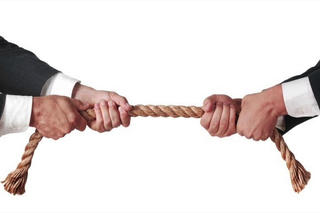 Mua nhà đã được công chứng, sang tên sổ đỏ... vẫn bị kiện đòi lại nhà