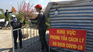 Trao 'mùa xuân' cho nhau tại chốt cách ly 