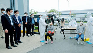 Sáng mùng 3 Tết, Cẩm Giàng lấy mẫu xét nghiệm cho 1.500 công nhân 