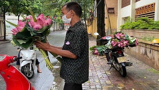 Người dân hỗ trợ người bán hoa sen đi nhầm vào khu giãn cách nộp phạt