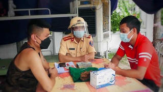 Đôi vợ chồng trẻ trả lại 200 triệu đồng nhặt được 