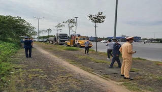 Tài xế xe đầu kéo bất hợp tác, đóng cửa ngủ trong xe vi phạm