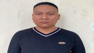 Bị phát hiện dùng thẻ nhà báo mua trên mạng vì đi xe biển số giả