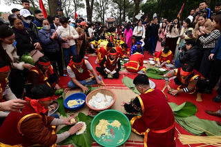 Hàng trăm nghệ nhân tham gia Hội thi bánh chưng, bánh giầy tại Lễ hội mùa Xuân Côn Sơn – Kiếp Bạc