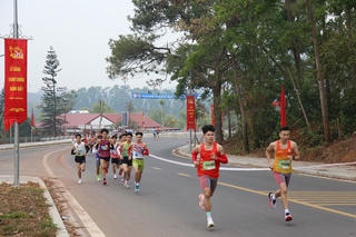 Gần 2.000 vận động viên tham gia giải chạy marathon 'Côn Sơn, Kiếp Bạc - Hành trình kết nối di sản văn hóa'