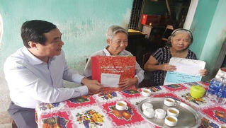 Bí thư Tỉnh ủy Phan Việt Cường thăm gia đình chính sách Thanh Hóa tại Quảng Nam