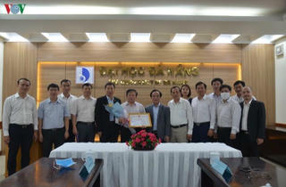 Nguyên Thứ trưởng Bùi Văn Ga nhận thưởng “nóng” về sáng kiến phòng Covid-19
