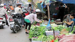 Người dân Thủ đô vẫn tập trung đông người ở chợ tạm, chợ cóc