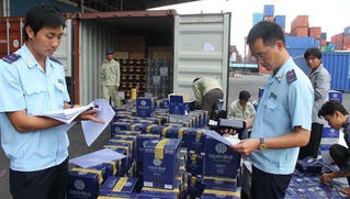 Doanh nghiệp tự chịu trách nhiệm việc dán tem rượu