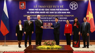 Hà Nội trao tặng vật tư y tế phòng, chống dịch bệnh Covid-19 cho Moscow