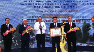 Phó Thủ tướng Thường trực công bố huyện nông thôn mới đầu tiên của Long An