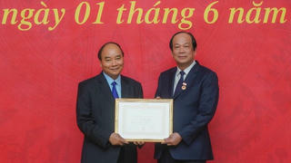 Bộ trưởng, Chủ nhiệm Văn phòng Chính phủ nhận Huy hiệu 40 năm tuổi Đảng