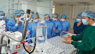 Phó Chủ tịch nước xúc động thăm hai bé song sinh Trúc Nhi - Diệu Nhi