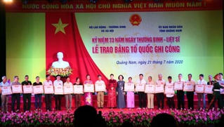 Trao Bằng Tổ quốc ghi công cho các thân nhân gia đình liệt sĩ