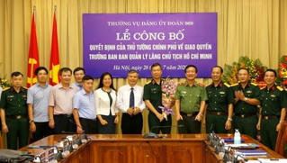 Trao quyết định giao quyền Trưởng ban Quản lý Lăng